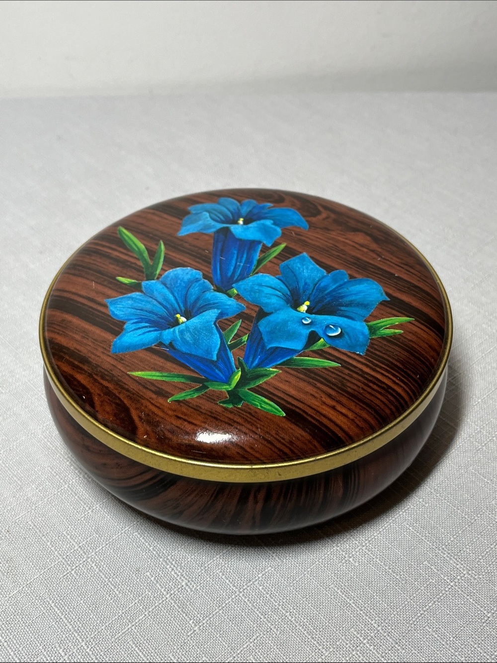 vintage Riley's Toffee Tin England
woodgrain & blue flowers
Collectible
